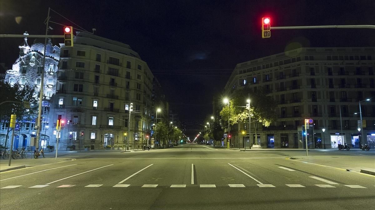 Confluencia de las calles Aragó y paseo de Gràcia de Barcelona durante las primeras horas del toque de queda, este lunes. Confluencia de las calles Aragó y paseo de Gràcia de Barcelona durante las primeras horas del toque de queda, este lunes.