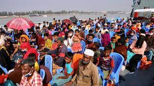 Refugiados rohinyás en un barco hacia Bhasar Char.