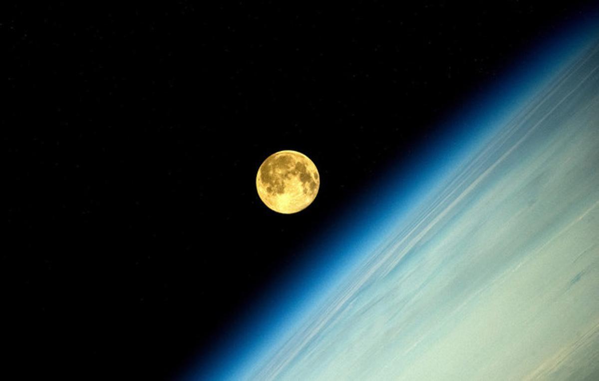 La luna llena vista desde el espacio.