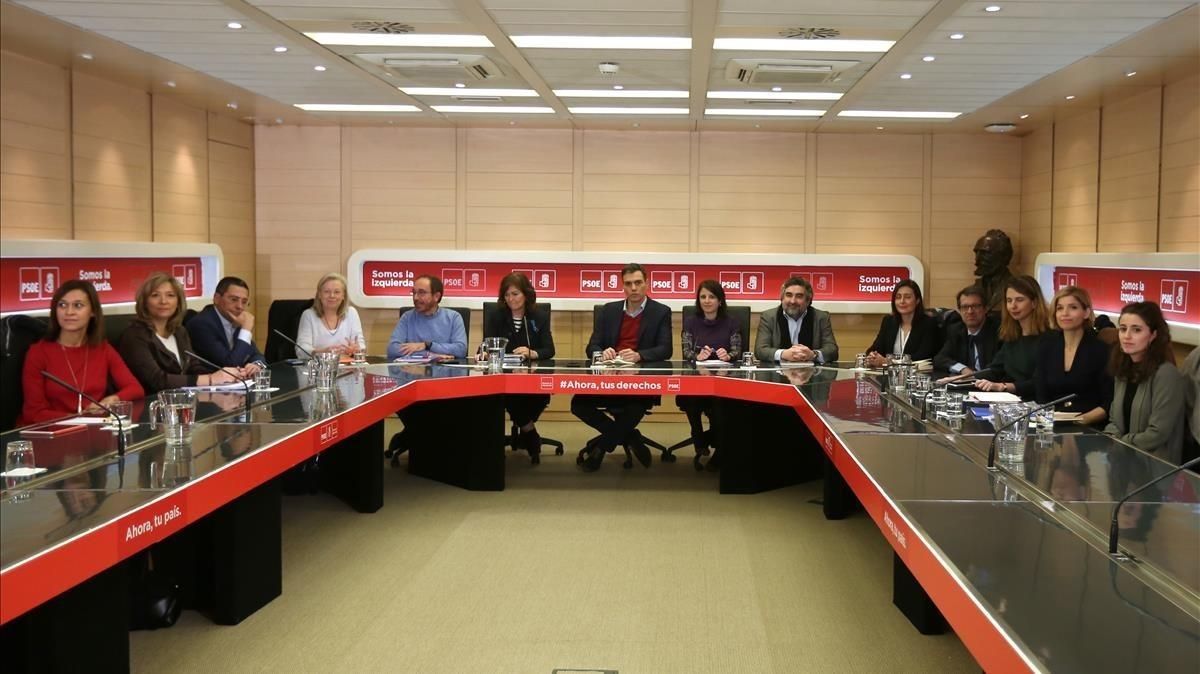 Pedro Sánchez en una reunión con investigadores y expertos universitarios para analizar los cambios a acometer en la Constitución. Pedro Sánchez en una reunión con investigadores y expertos universitarios para analizar los cambios a acometer en la Constitución.