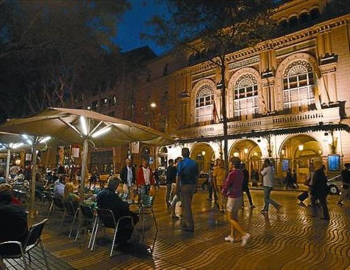 Paseantes en la Rambla, anoche. Paseantes en la Rambla, anoche.