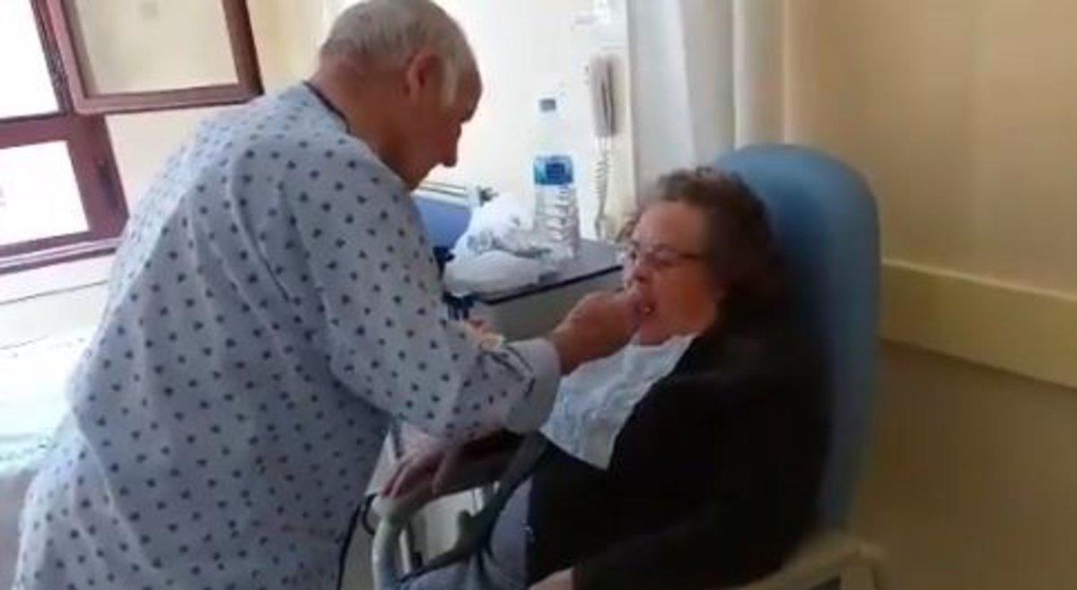 El emocionante vídeo de un anciano ingresado en el hospital que da de comer a su mujer