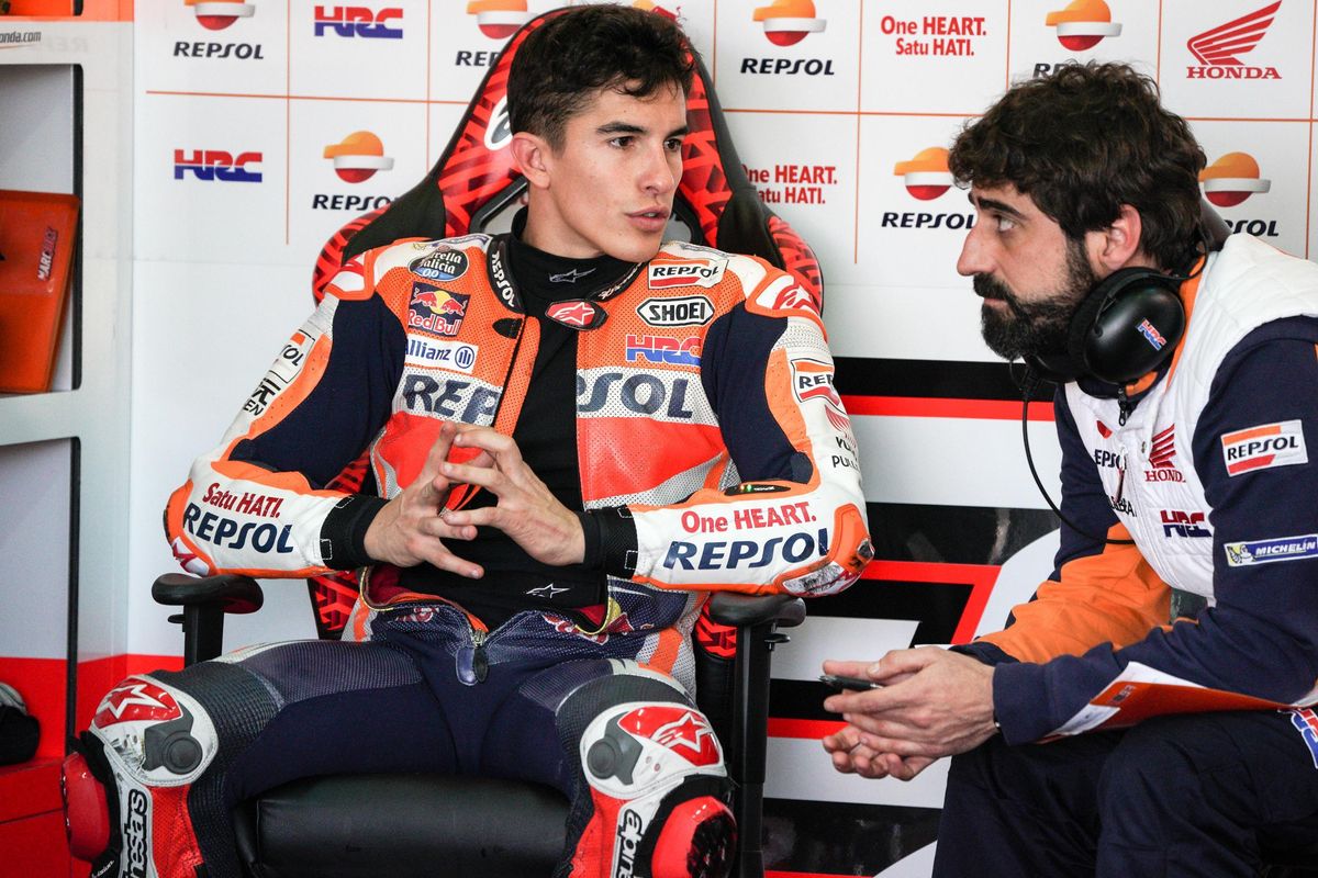Santi Hernández, a la derecha, dialoga con Marc Márquez. Santi Hernández, a la derecha, dialoga con Marc Márquez.