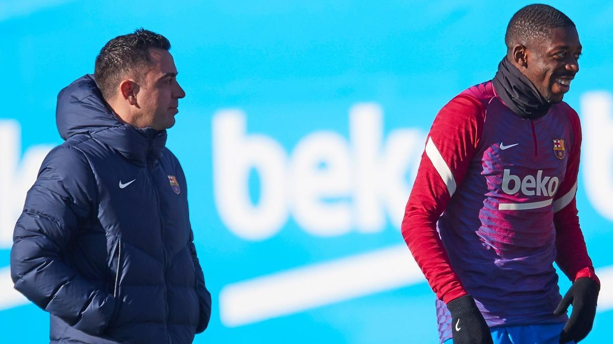 Xavi Hernández, junto al delantero francés Ousmane Dembélé, durante el entrenamiento para preparar el partido ante el Betis.