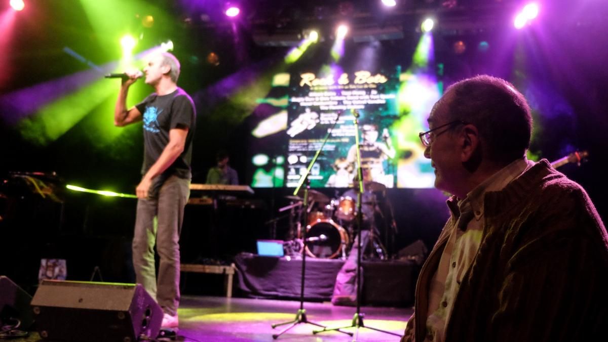El Pare Manel (derecha) durante uno de los actos musicales benéficos de su fundación. El Pare Manel (derecha) durante uno de los actos musicales benéficos de su fundación.