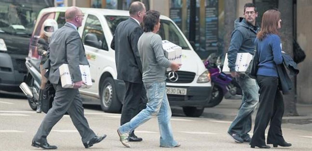 Agentes de Scotland Yard y de la Policía Nacional cargan con cajas de documentos cedidos por la agencia de detectives, ayer en Barcelona. Agentes de Scotland Yard y de la Policía Nacional cargan con cajas de documentos cedidos por la agencia de detectives, ayer en Barcelona.