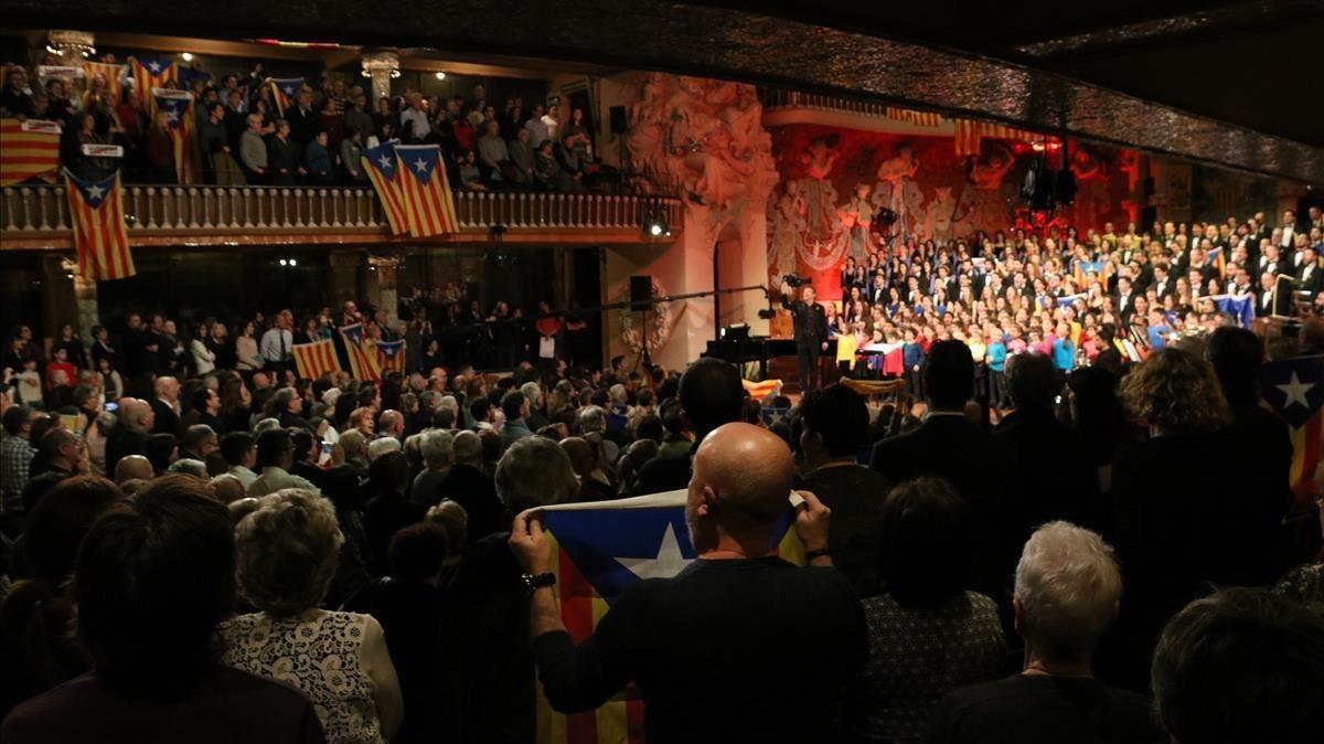 Estelades i llaços grocs en el concert de Sant Esteve de l'Orfeó Català