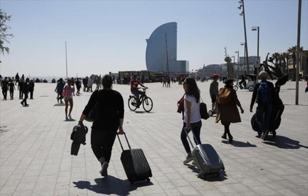 Turistas portan sus equipajes en el barrio de la Barceloneta. Turistas portan sus equipajes en el barrio de la Barceloneta.