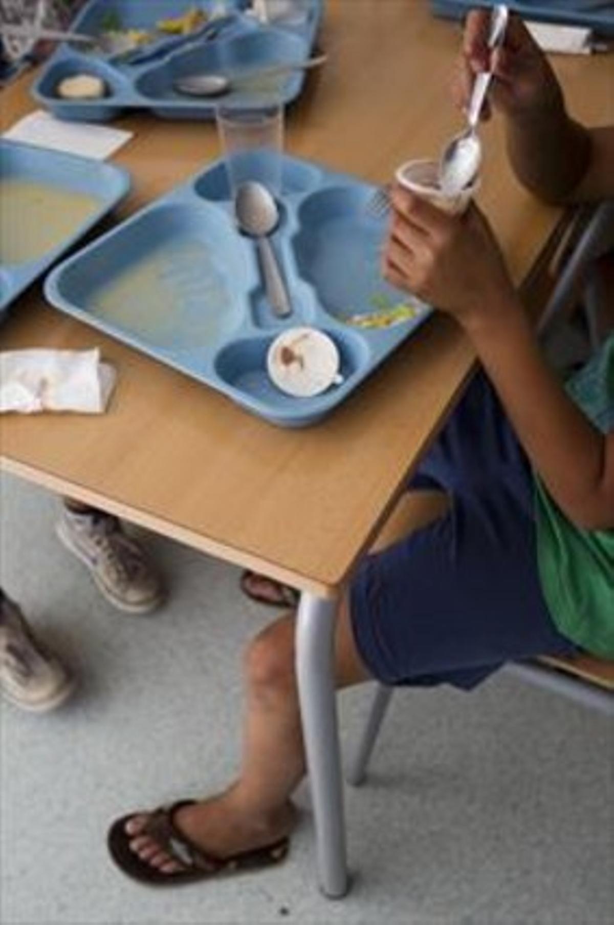 Un niño come su postre en el comedor de un colegio de Terrassa.