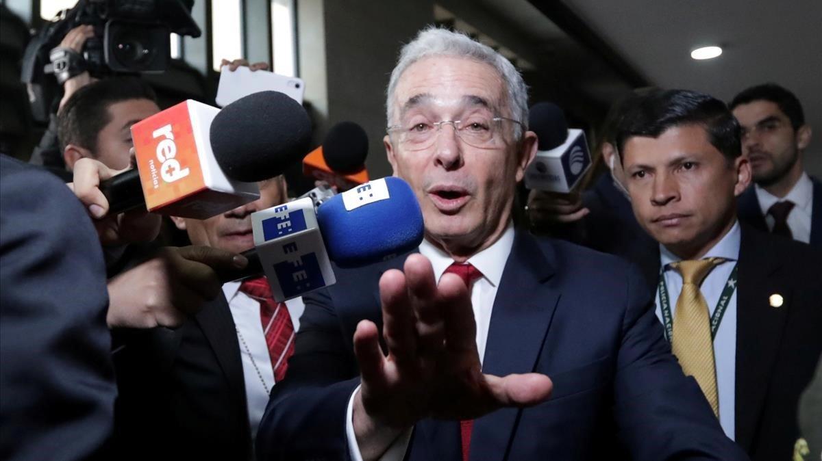 El expresidente Álvaro Uribe llega a la Corte Suprema de Justicia en Bogotá el pasado mes de octubre.