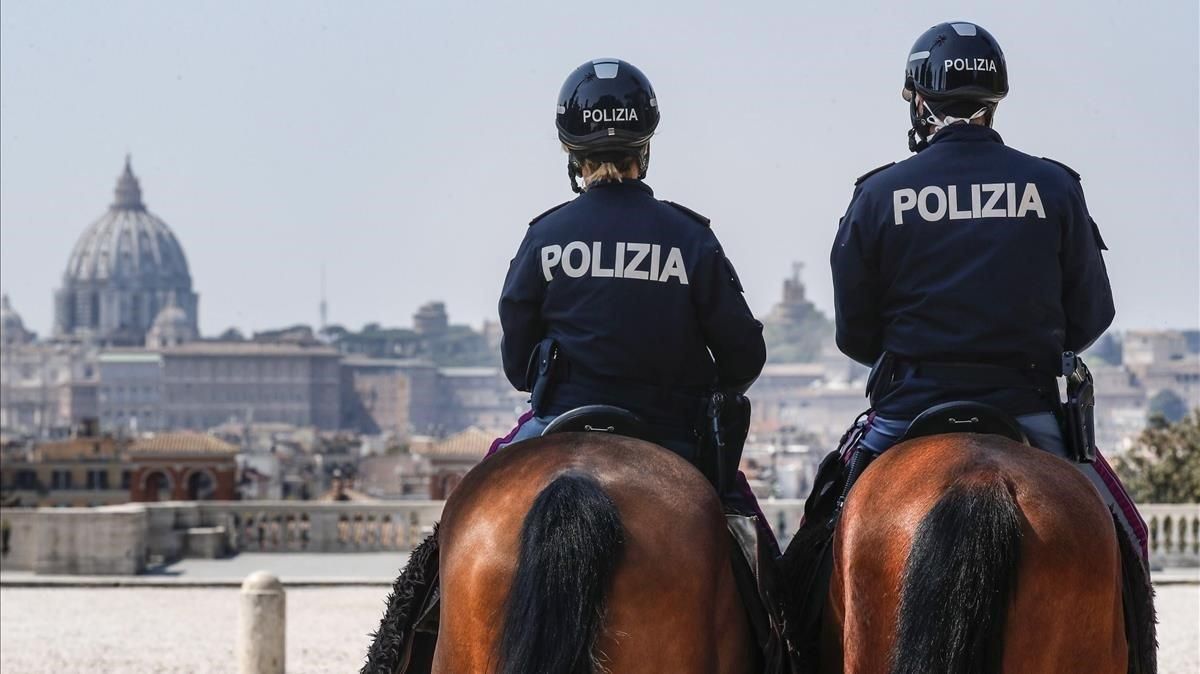 Dos policías a caballo patrullan en Roma, este domingo. Dos policías a caballo patrullan en Roma, este domingo.