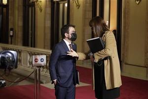 Pere Aragonès y Laura Borràs, en el Parlament, tras la primera sesión del debate de investidura.