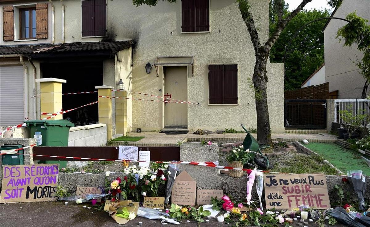 Flores y mensajes de apoyo frente a la casa quemada, en Merignac.
