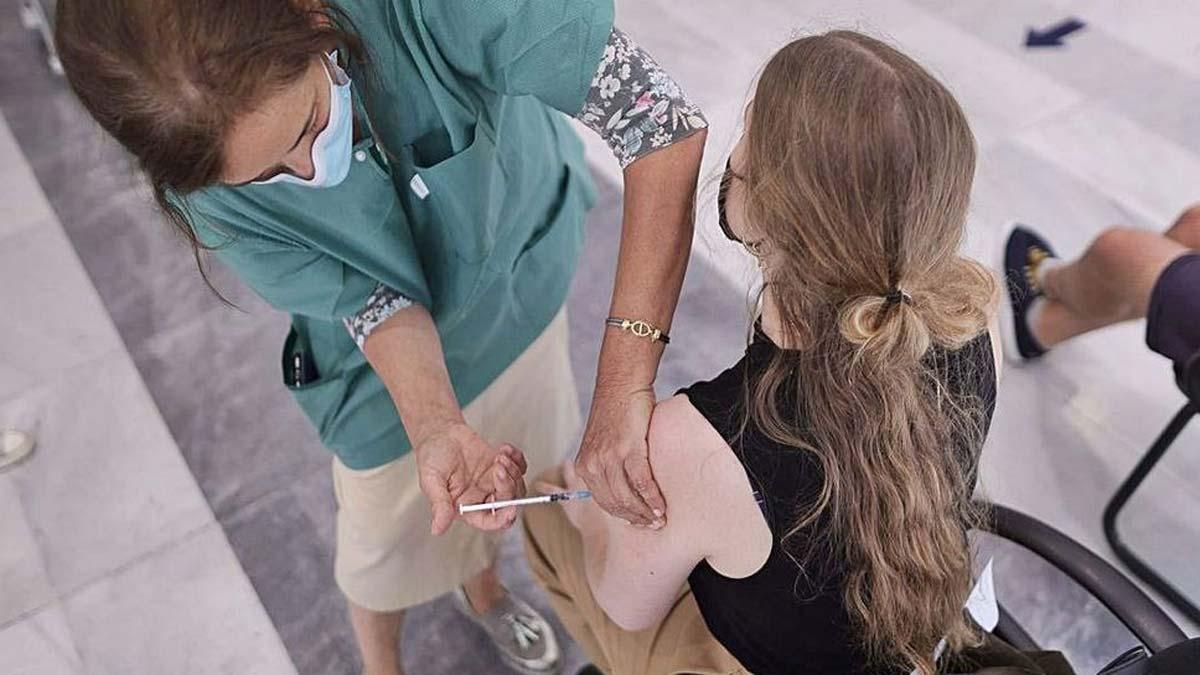 «Jo em vacuno», el lema dels joves a les xarxes per apel·lar a la responsabilitat «Jo em vacuno», el lema dels joves a les xarxes per apel·lar a la responsabilitat