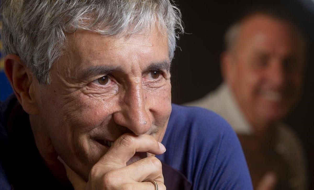 Setién, tras la entrevista con EL PERIÓDICO, posa con una foto de Cruyff al fondo. Setién, tras la entrevista con EL PERIÓDICO, posa con una foto de Cruyff al fondo.