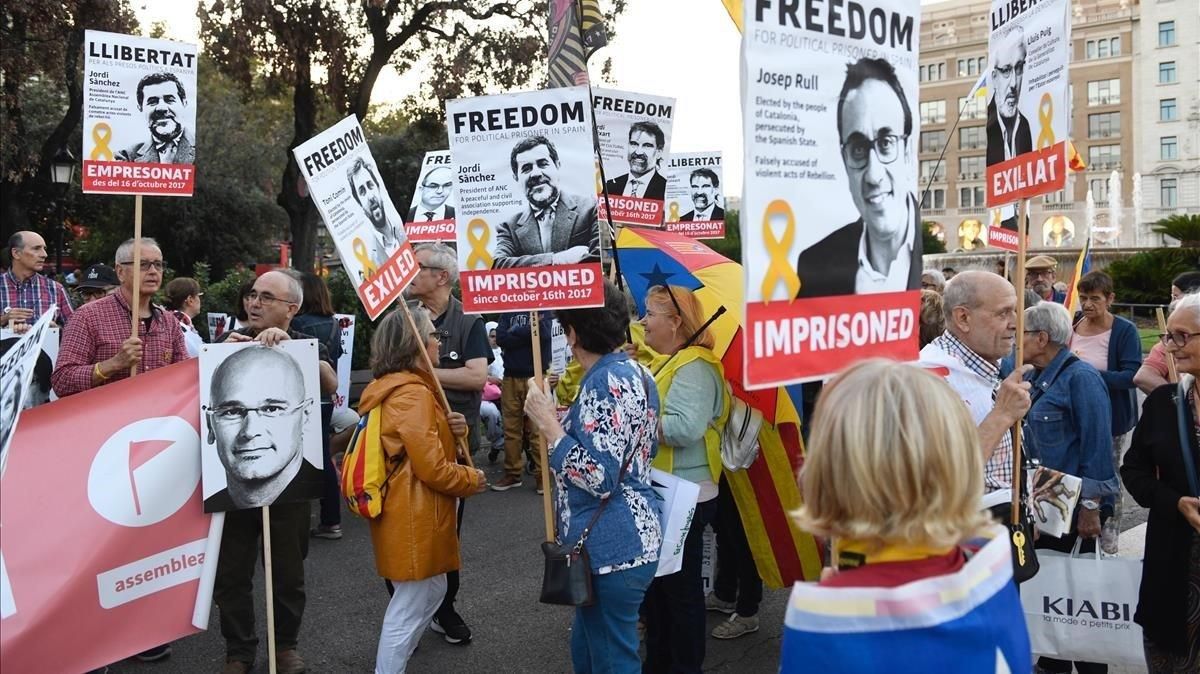 Concentración en apoyo a los presos del 1-O en la plaza de Catalunya de Barcelona Concentración en apoyo a los presos del 1-O en la plaza de Catalunya de Barcelona