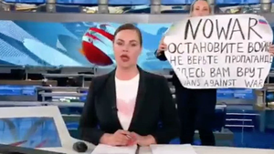 Una periodista irrumpe en un informativo de la televisión rusa: "¡No a la guerra! ¡No creáis la propaganda!"