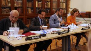 De izquierda a derecha, Joaquim Nadal, Joan Guàrdia, Juli Fernàndez y Laia Bonet, en la firma del protocolo que impulsará el ámbito de investigación en la UB.