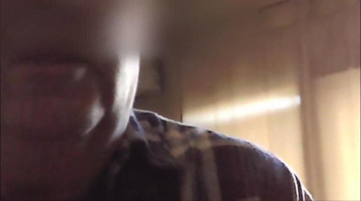 El profesor A. F., en una captura del vídeo en el que confiesa sus abusos a un alumno.