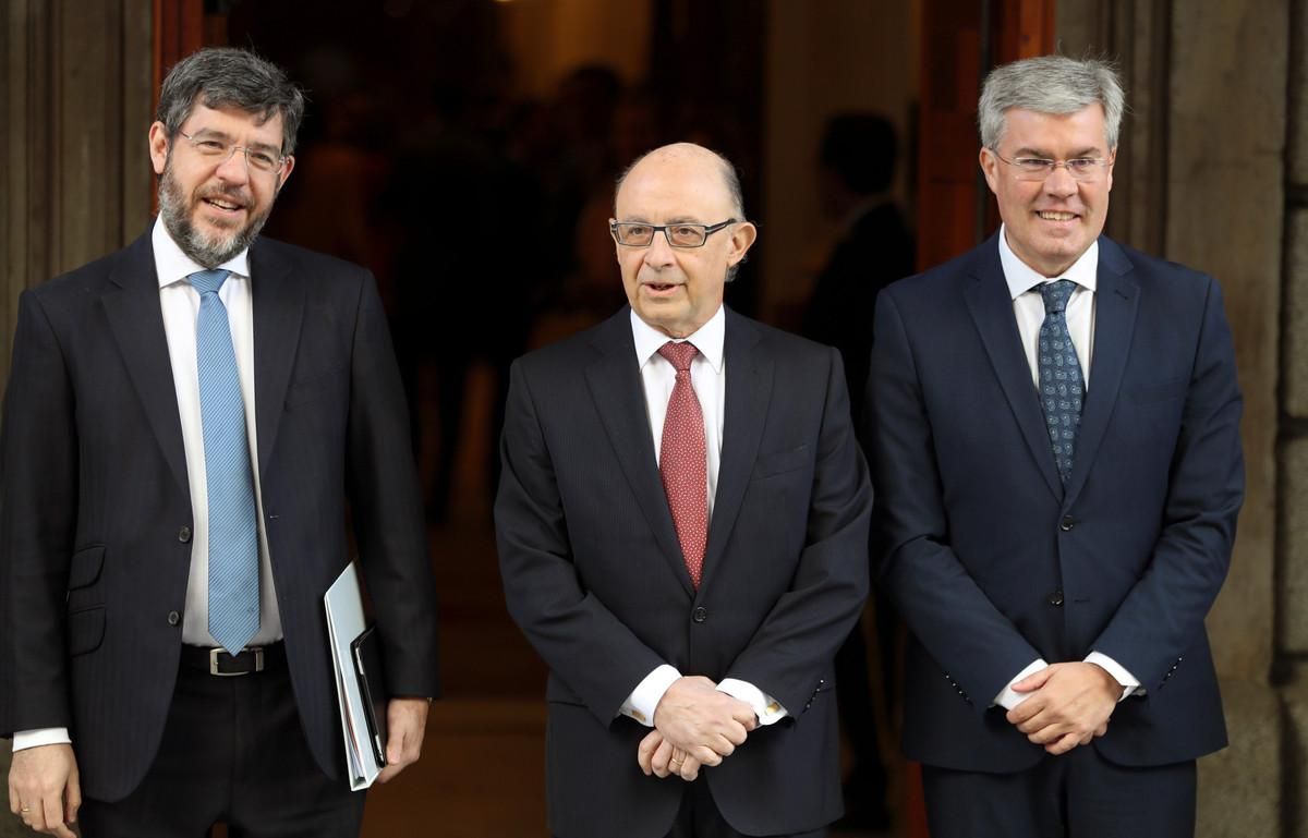 El ministro de Hacienda, Cristóbal Montoro (c), antes de la entrega de los Presupuestos en el Congreso, junto a los secretarios de Estado de Presupuestos, Alberto Nadal (i) y Hacienda, José Enrique Fernández de Moya. El ministro de Hacienda, Cristóbal Montoro (c), antes de la entrega de los Presupuestos en el Congreso, junto a los secretarios de Estado de Presupuestos, Alberto Nadal (i) y Hacienda, José Enrique Fernández de Moya.