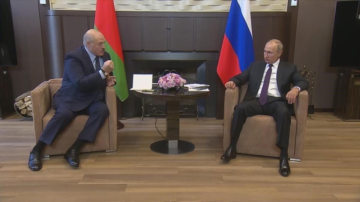 Putin (derecha) y Lukashenko durante el encuentro de hoy en Sochi. Putin (derecha) y Lukashenko durante el encuentro de hoy en Sochi.