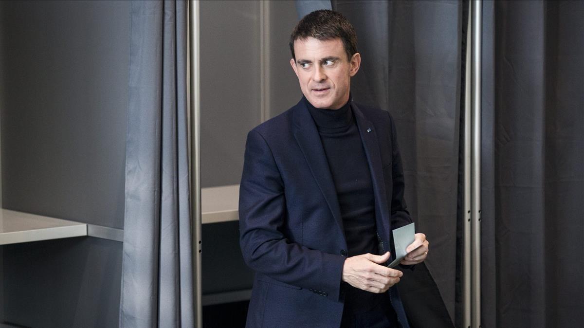 Manuel Valls, en eneero del 2017, tras votar en Évry en las elecciones primarias de los socialistas franceses.