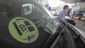 Etiqueta ambiental identificativa de la DGT, en una coche de Barcelona
