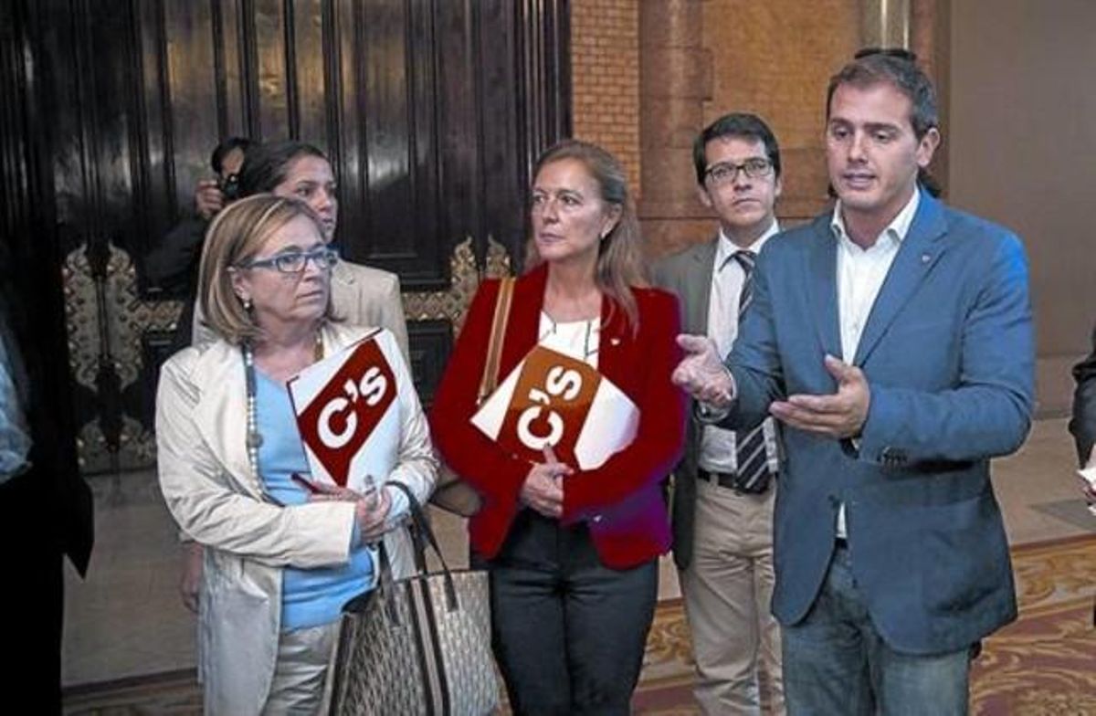 Albert Rivera con otros diputados de C’s, el pasado 10 de octubre tras abandonar el hemiciclo por divergencias con la presidenta Núria de Gispert. Albert Rivera con otros diputados de C’s, el pasado 10 de octubre tras abandonar el hemiciclo por divergencias con la presidenta Núria de Gispert.