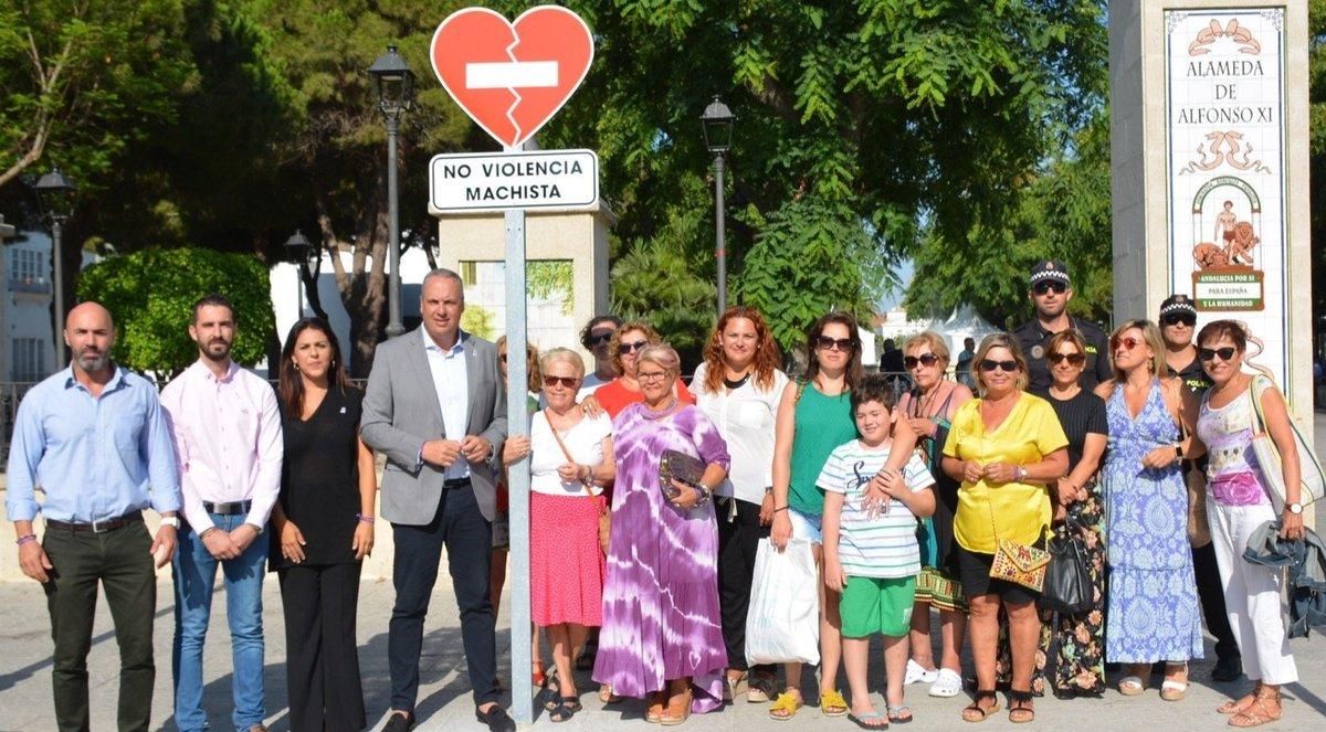 El Ayuntamiento de San Roque instala señales de tráfico contra la violencia machista. El Ayuntamiento de San Roque instala señales de tráfico contra la violencia machista.