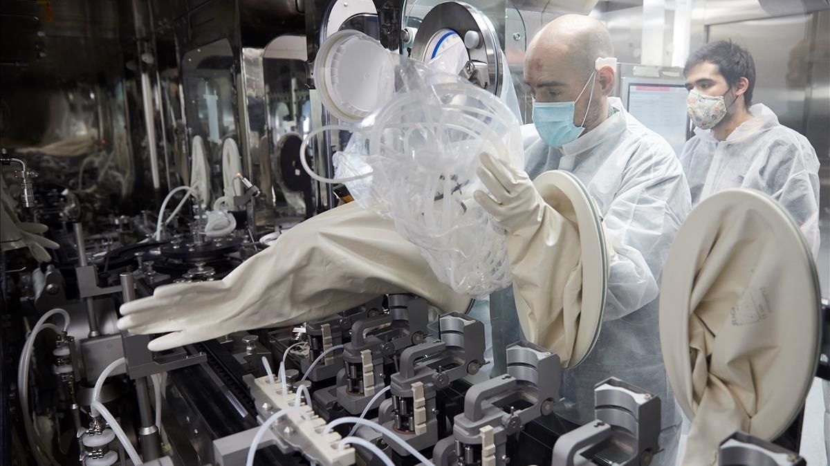 Trabajadores de la farmacéutica catalana Reig Jofre, en las instalaciones de la empresa en Sant Joan Despí, este martes. Trabajadores de la farmacéutica catalana Reig Jofre, en las instalaciones de la empresa en Sant Joan Despí, este martes.