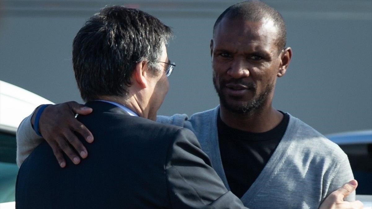 Abidal conversa con el presidente Bartomeu, este lunes en la ciudad deportiva. Abidal conversa con el presidente Bartomeu, este lunes en la ciudad deportiva.