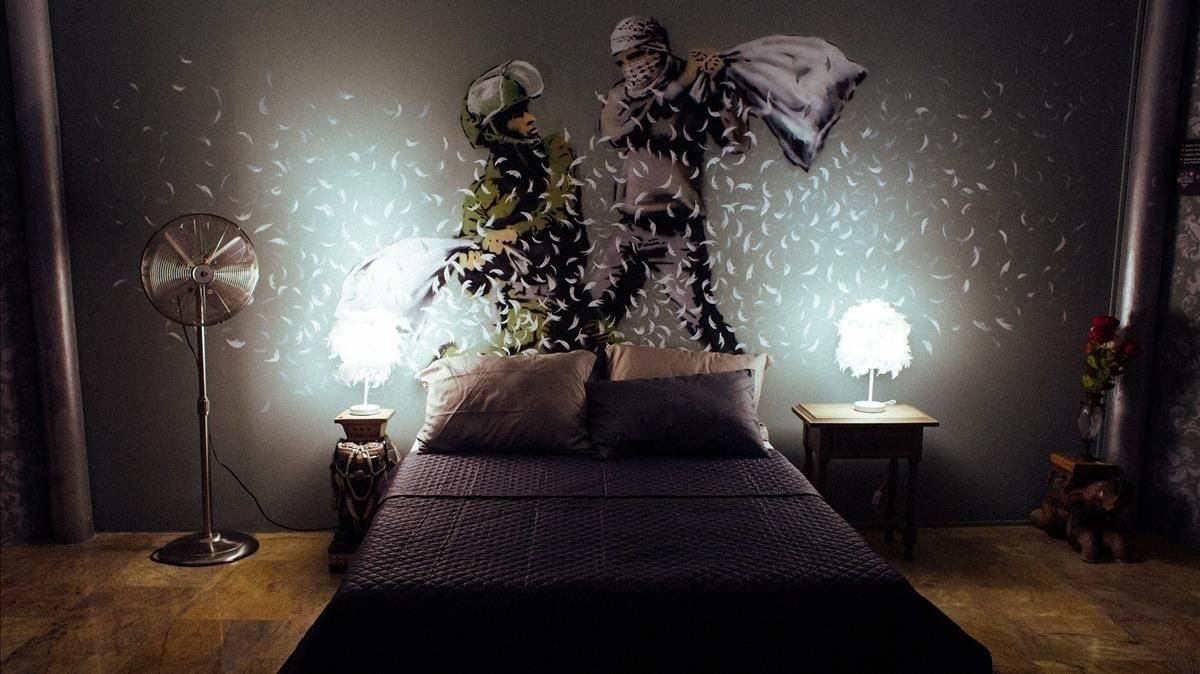 Evocación de una de las habitaciones del Walled Off Hotel de Banksy en Belén de la exposición ’The world ok Banksy’, en el Espai Trafalgar. Evocación de una de las habitaciones del Walled Off Hotel de Banksy en Belén de la exposición ’The world ok Banksy’, en el Espai Trafalgar.