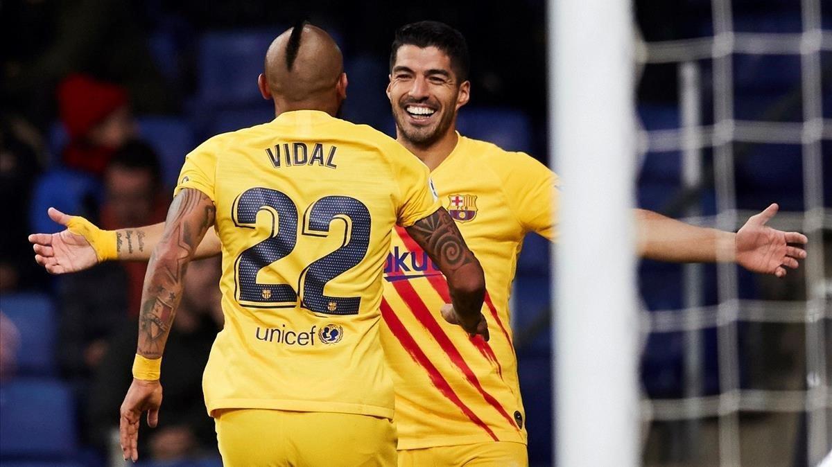 Arturo Vidal y Luis Suárez celebran un gol marcado al Espanyol.