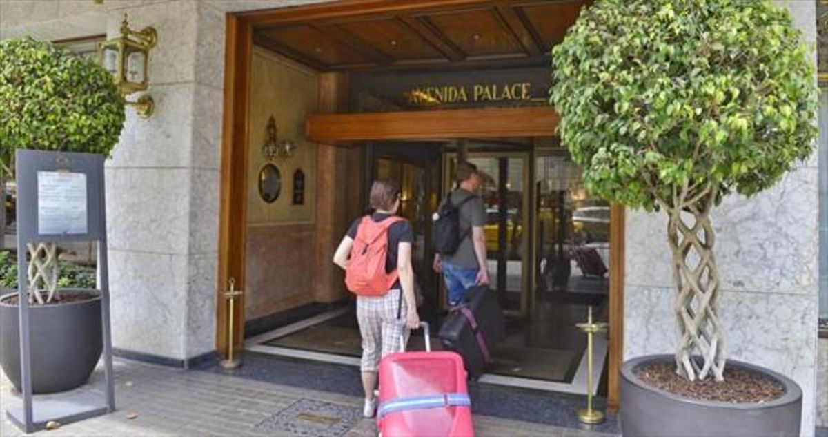 Unos turistas acceden a un hotel del centro de Barcelona. Unos turistas acceden a un hotel del centro de Barcelona.