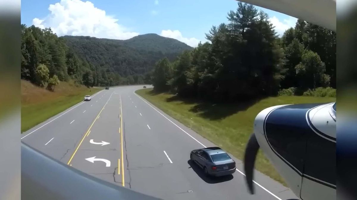 Vídeo | L’espectacular aterratge d’emergència d’una avioneta en una freqüentada carretera dels EUA Vídeo | L’espectacular aterratge d’emergència d’una avioneta en una freqüentada carretera dels EUA