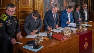 Firma en el Saló de Ciutat del Ajuntament de Barcelona del protocolo de cooperación para reforzar la Inspecció de Treball 