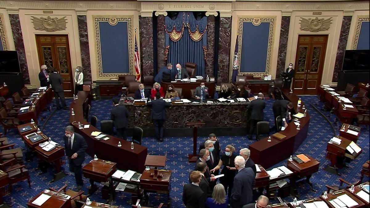 Un grupo de senadores conversan tras el voto que ha absuelto a Trump de su segundo ’impeachment’. Un grupo de senadores conversan tras el voto que ha absuelto a Trump de su segundo ’impeachment’.
