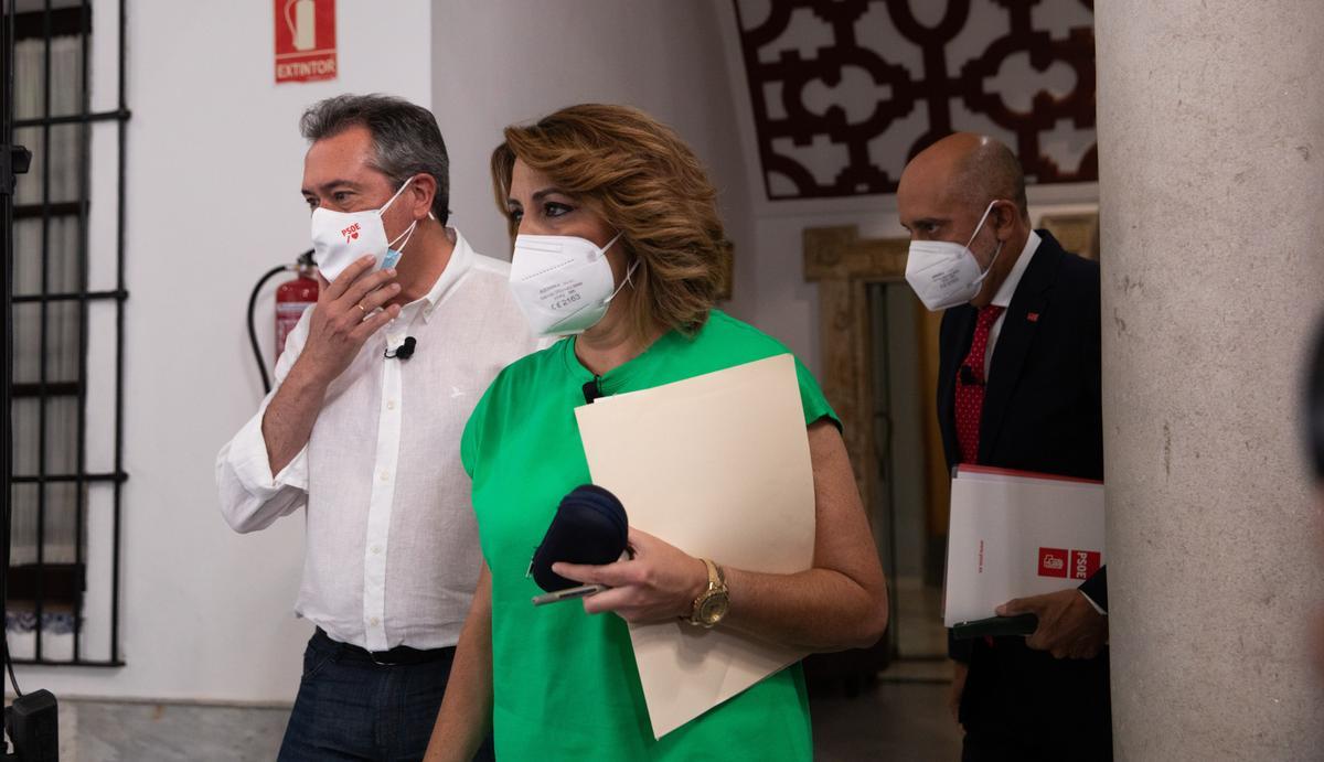 Los tres candidatos a las primarias del PSOE-A, Susana Díaz, Juan Espadas (i) y Luis Ángel Hierro (d), posan antes del único debate, el pasado 8 de junio en la sede regional del partido, en la calle de San Vicente de Sevilla.