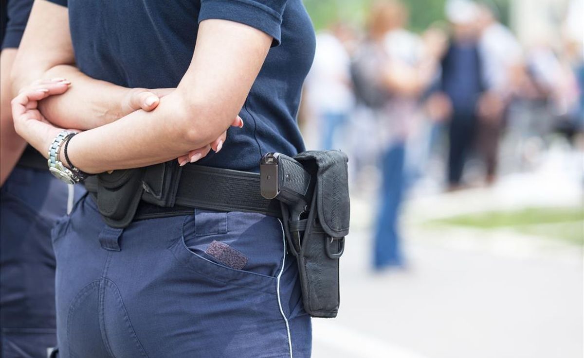 Una agente de policía. Una agente de policía.