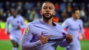 Memphis, el 'nueve' de Koeman, proporciona calma a Xavi