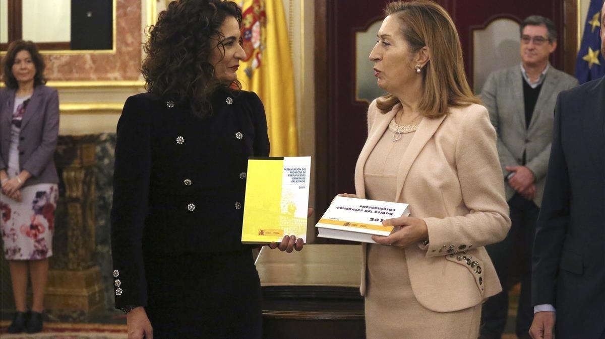 La ministra de Hacienda, María Jesús Montero, entrega el proyecto de ley de Presupuestos a la presidenta del Congreso, Ana Pastor.