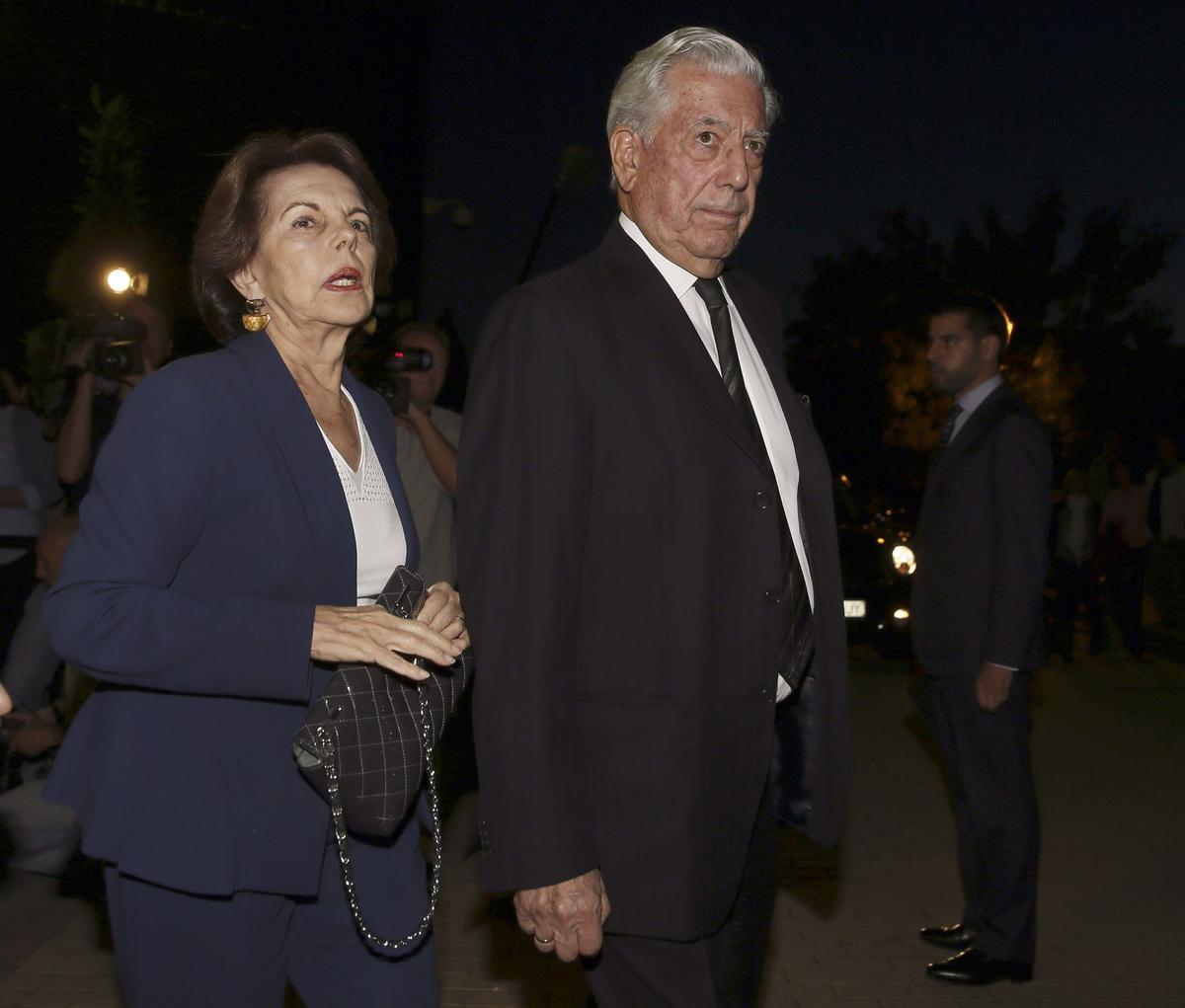 El escritor Mario Vargas Llosa y su mujer, Patricia, durante su visita al tanatorio San Isidro de Madrid donde se encoentraba instalada la capilla ardiente del exministro Miguel Boyer