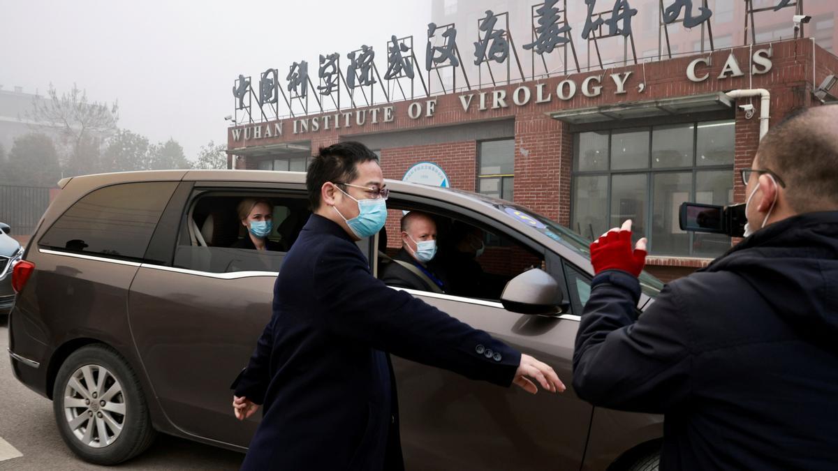 Los expertos de la OMS llegan al Instituto de Virología de Wuhan, el pasado febrero.