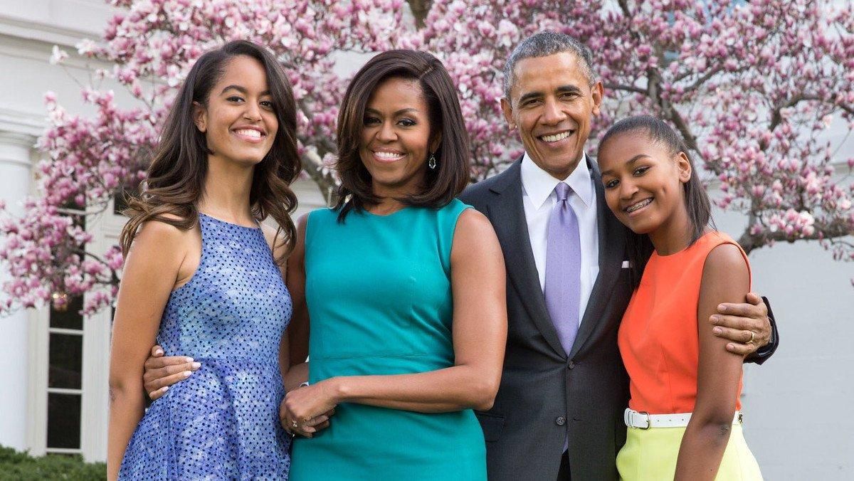 Barack y Michelle Obama con sus hijas, Malia y Sasha, en su felicitación de Pascua. Barack y Michelle Obama con sus hijas, Malia y Sasha, en su felicitación de Pascua.