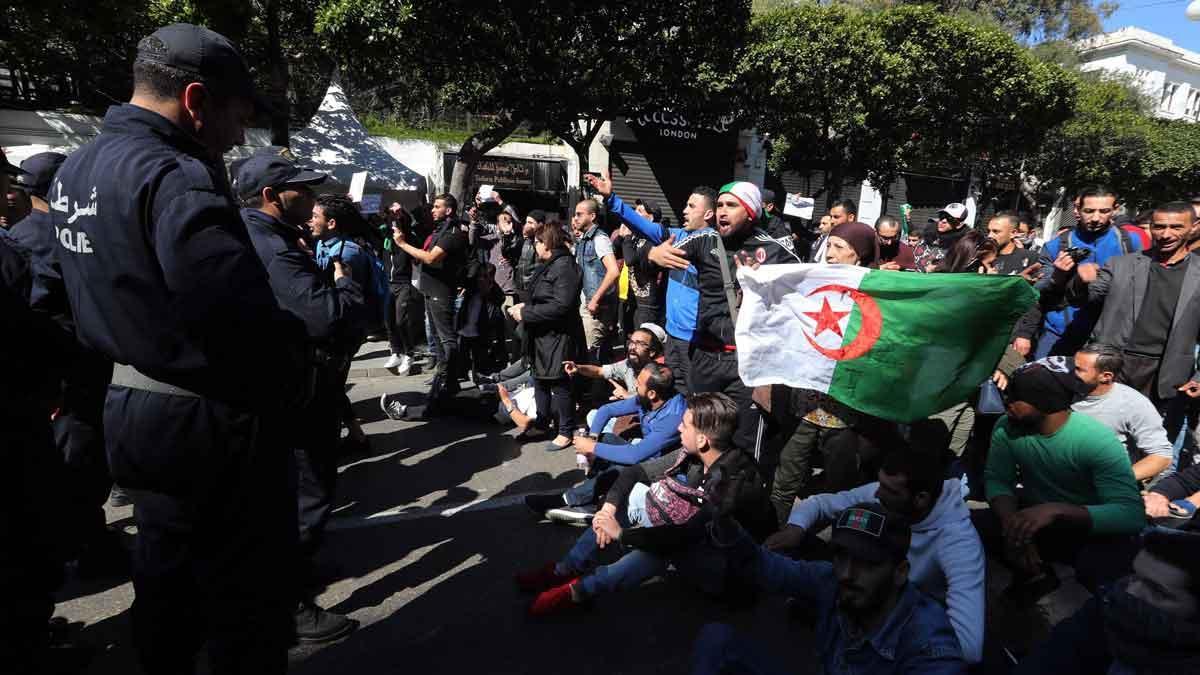 La joventut algeriana desafia l'Exèrcit