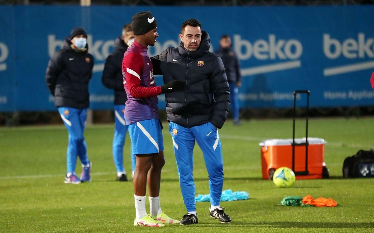 avi charla con Ansu Fati en el primer entrenamiento del Barça tras la eliminación en la Champions. avi charla con Ansu Fati en el primer entrenamiento del Barça tras la eliminación en la Champions.