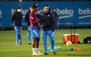 avi charla con Ansu Fati en el primer entrenamiento del Barça tras la eliminación en la Champions.