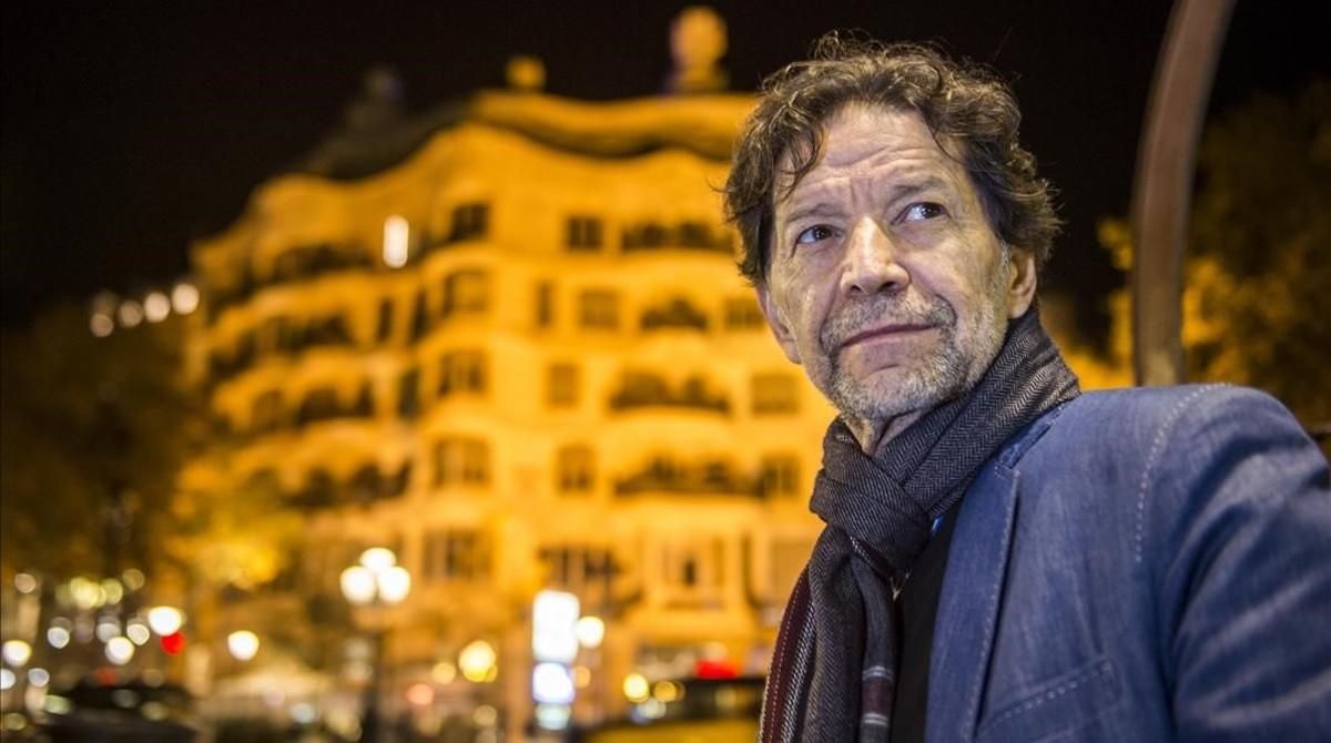 Jorge Zepeda, la pasada demana en Barcelona, ante la Pedrera, en el paseo de Gràcia. Jorge Zepeda, la pasada demana en Barcelona, ante la Pedrera, en el paseo de Gràcia.