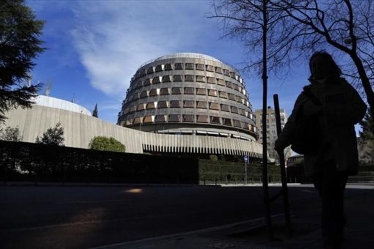 Una transeúnte pasa junto a la sede del Tribunal Constitucional, en Madrid. Una transeúnte pasa junto a la sede del Tribunal Constitucional, en Madrid.