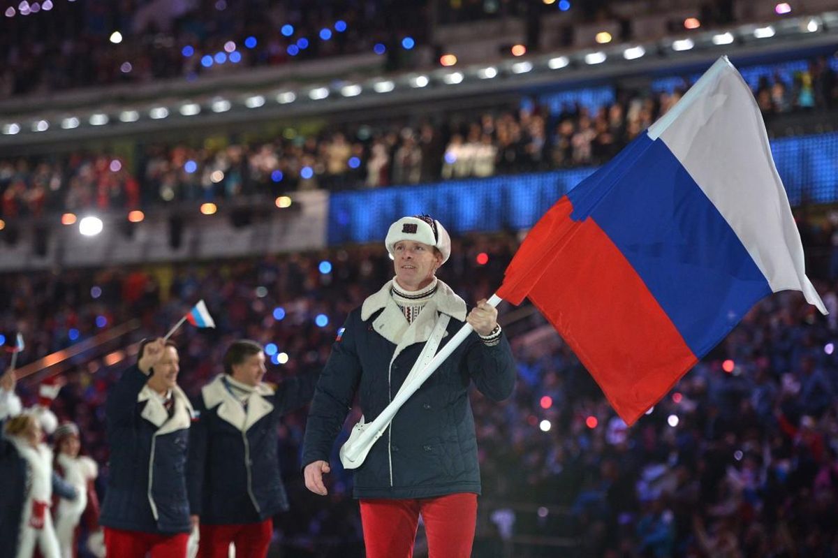 Alexandr Zubkov, con la bandera rusa en el desfile de Sochi, es uno de los deportistas sancionados por dopaje. Alexandr Zubkov, con la bandera rusa en el desfile de Sochi, es uno de los deportistas sancionados por dopaje.